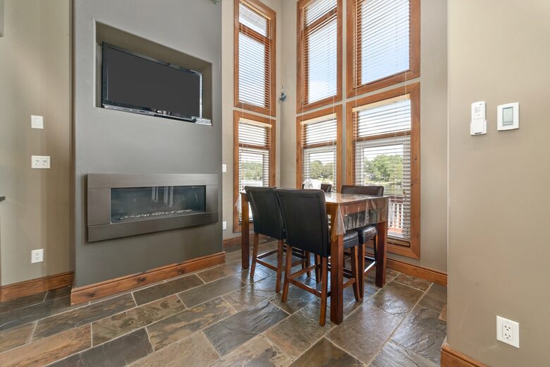 Kawartha Luxury Waterfront Home with Live-In Boathouse! - Fenelon Falls, Canada