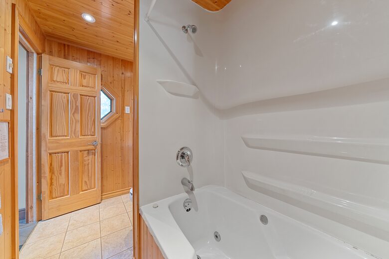 Kawartha Luxury Waterfront Home with Live-In Boathouse! - Fenelon Falls, Canada