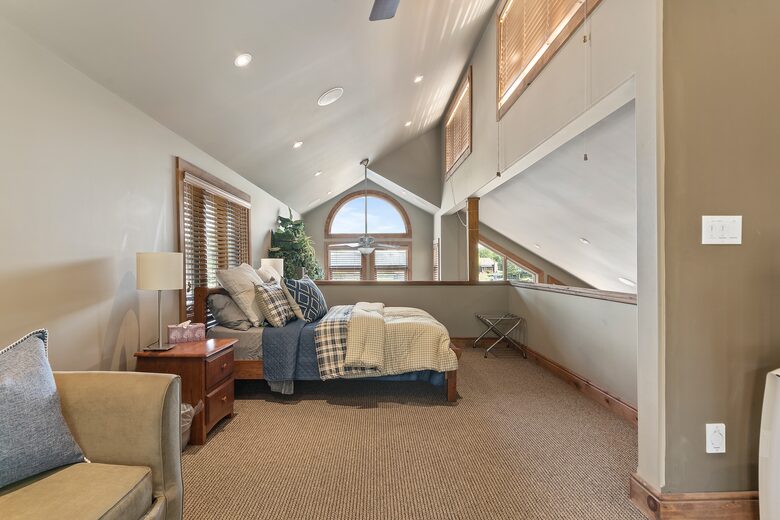 Kawartha Luxury Waterfront Home with Live-In Boathouse! - Fenelon Falls, Canada