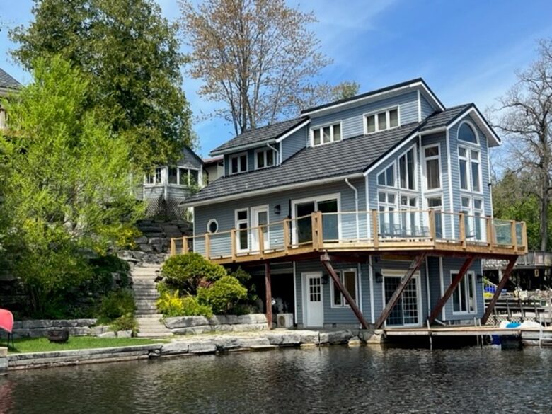 Kawartha Luxury Waterfront Home with Live-In Boathouse! - Fenelon Falls, Canada