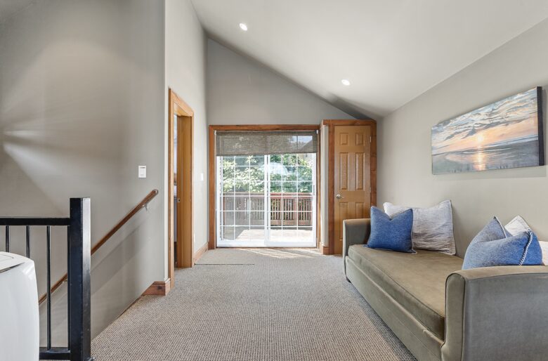 Kawartha Luxury Waterfront Home with Live-In Boathouse! - Fenelon Falls, Canada