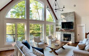 Luxury Drag Lake Cottage | With Hot Tub - Haliburton, Canada