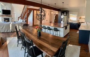 Luxury Drag Lake Cottage | With Hot Tub - Haliburton, Canada