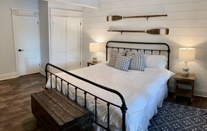 Luxury Drag Lake Cottage | With Hot Tub - Haliburton, Canada