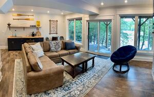 Luxury Drag Lake Cottage | With Hot Tub - Haliburton, Canada