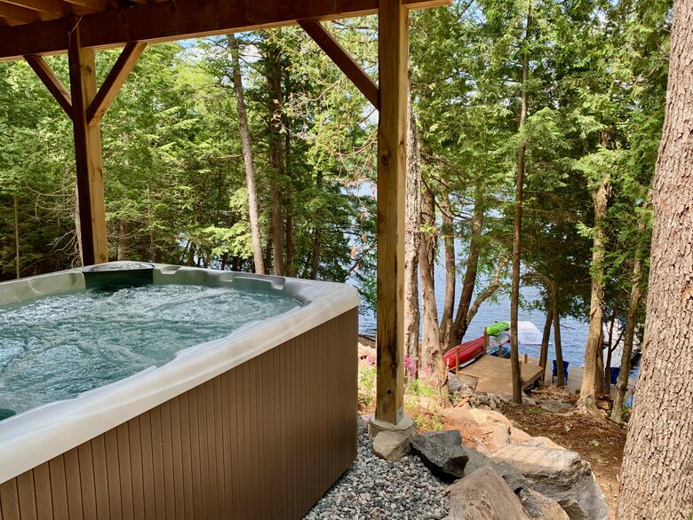 Luxury Drag Lake Cottage | With Hot Tub - Haliburton, Canada