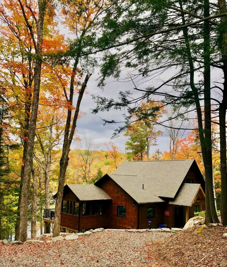Luxury Drag Lake Cottage | With Hot Tub - Haliburton, Canada