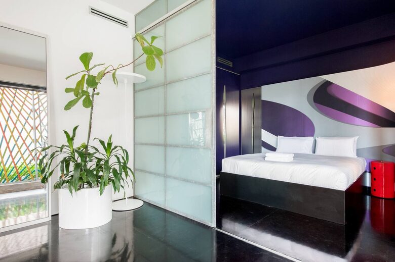 Stunning Sydney Potts Point Pad in Iconic 'Yellow House' - Sydney, Australia