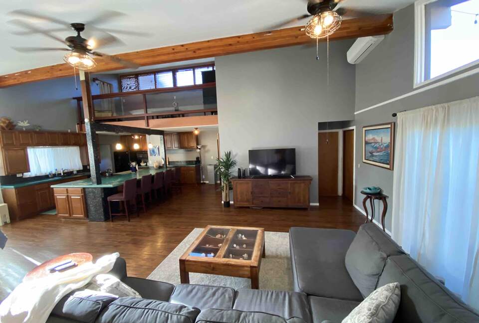 Waianae Retreat | Spacious 5 bedroom home + Cottage, with an open layout & AC - Waianae, Hawaii