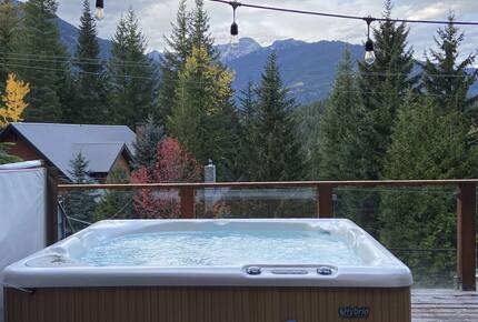 Hot tub (Rainbow Mtn in the background)