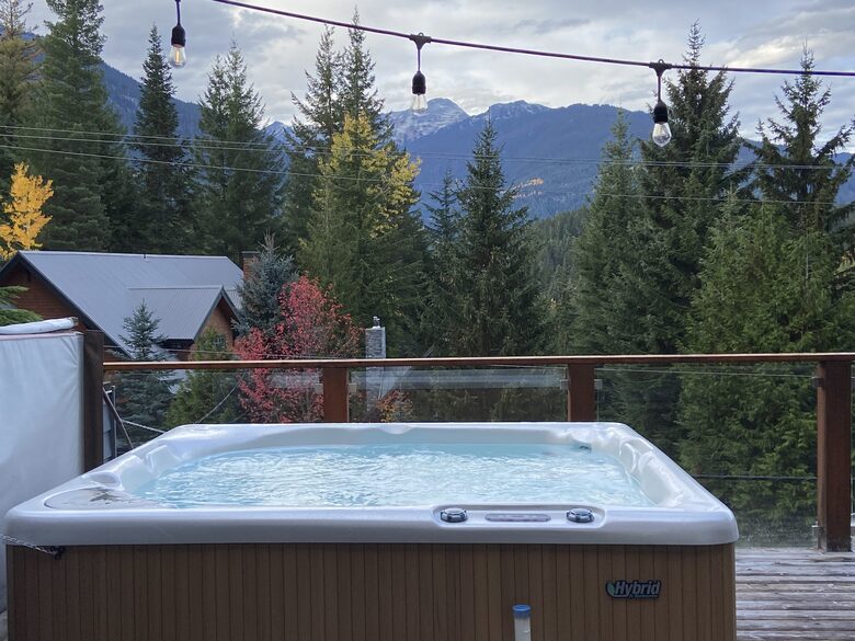 Hot tub (Rainbow Mtn in the background)