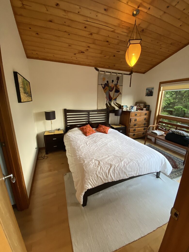 Master bedroom with queensize bed