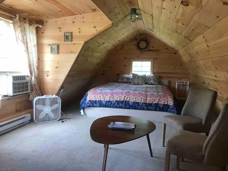 Stunning Lakeside Retreat in Green Mountains | With Hot Tub - Danby, Vermont