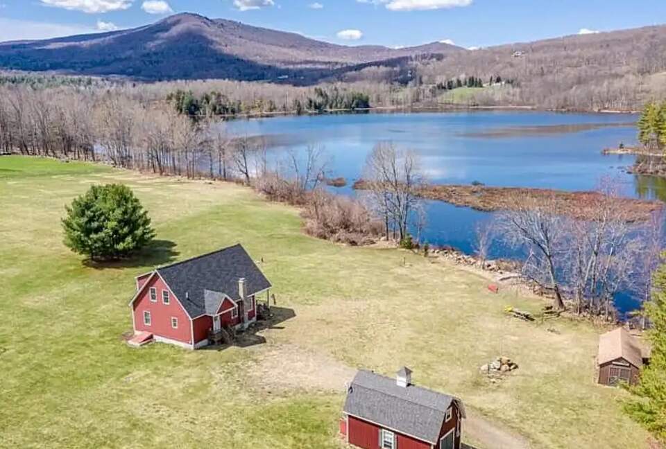 Stunning Lakeside Retreat in Green Mountains | With Hot Tub - Danby, Vermont