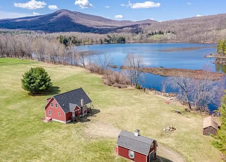 Stunning Lakeside Retreat in Green Mountains | With Hot Tub - Danby, Vermont