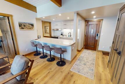Modern Vail Condo - Slopeside and Loaded with Amenities - Vail, Colorado