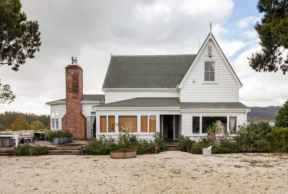 Hololio House - Historic Homestead at Clevedon Polo Club - Auckland, New Zealand