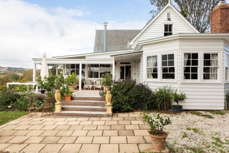 Hololio House - Historic Homestead at Clevedon Polo Club - Auckland, New Zealand