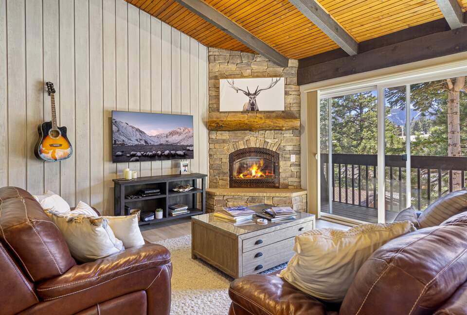 Mammoth Mountain 4-Bedroom (sleeps 10) just steps from Canyon Lodge - Ski back to the house! Renovated space with stocked kitchen. - Mammoth Lakes, California