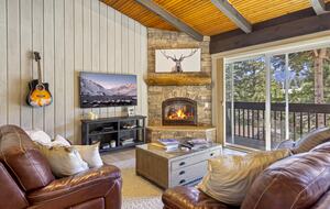 Mammoth Mountain 4-Bedroom (sleeps 10) just steps from Canyon Lodge - Ski back to the house! Renovated space with stocked kitchen. - Mammoth Lakes, California