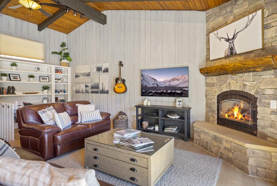 Mammoth Mountain 4-Bedroom (sleeps 10) just steps from Canyon Lodge - Ski back to the house! Renovated space with stocked kitchen. - Mammoth Lakes, California