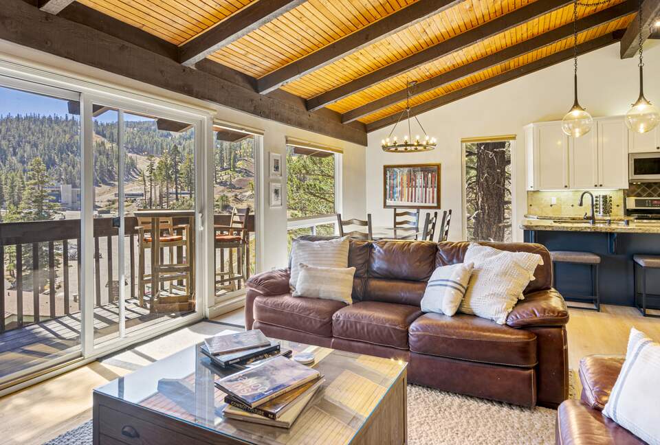 Mammoth Mountain 4-Bedroom (sleeps 10) just steps from Canyon Lodge - Ski back to the house! Renovated space with stocked kitchen. - Mammoth Lakes, California