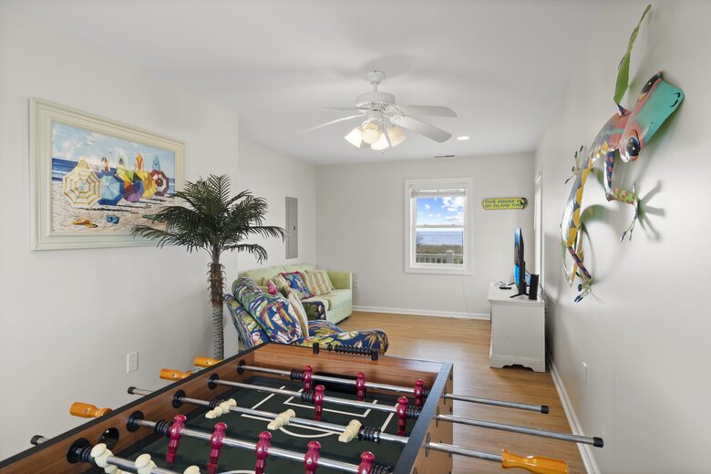 Bella Blue Beach Getaway - One Block to the Ocean! - Emerald Isle, North Carolina