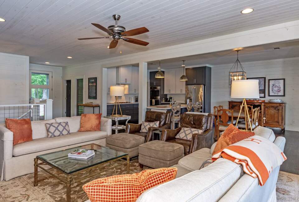 Lake Martin Retreat - Eclectic, Alabama