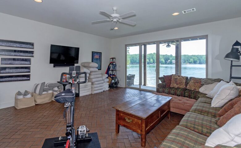 Lake Martin Retreat - Eclectic, Alabama