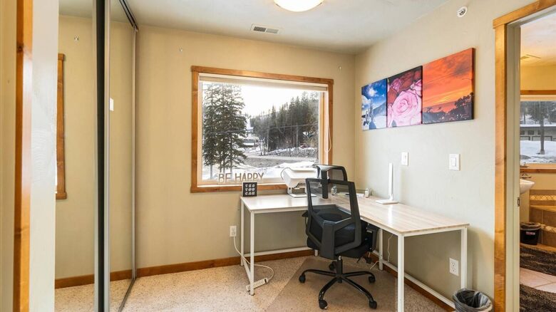 Office space (in the master room)