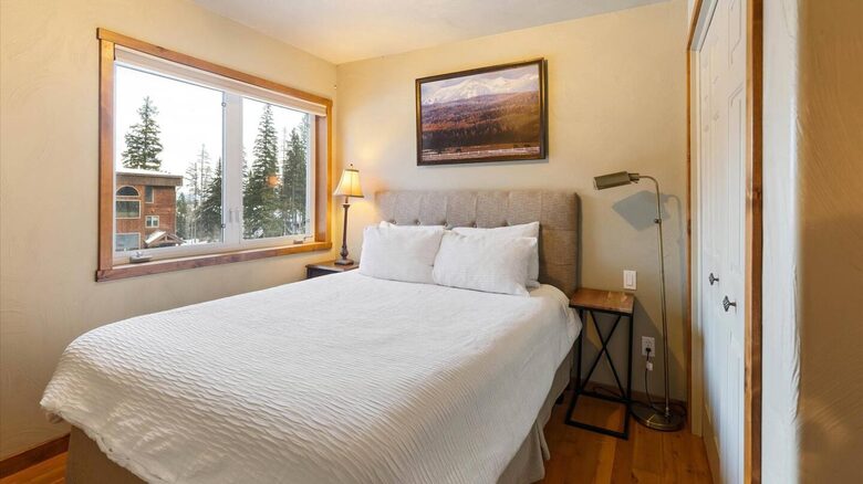 Guest bedroom 2 with queen size bed (living room level)