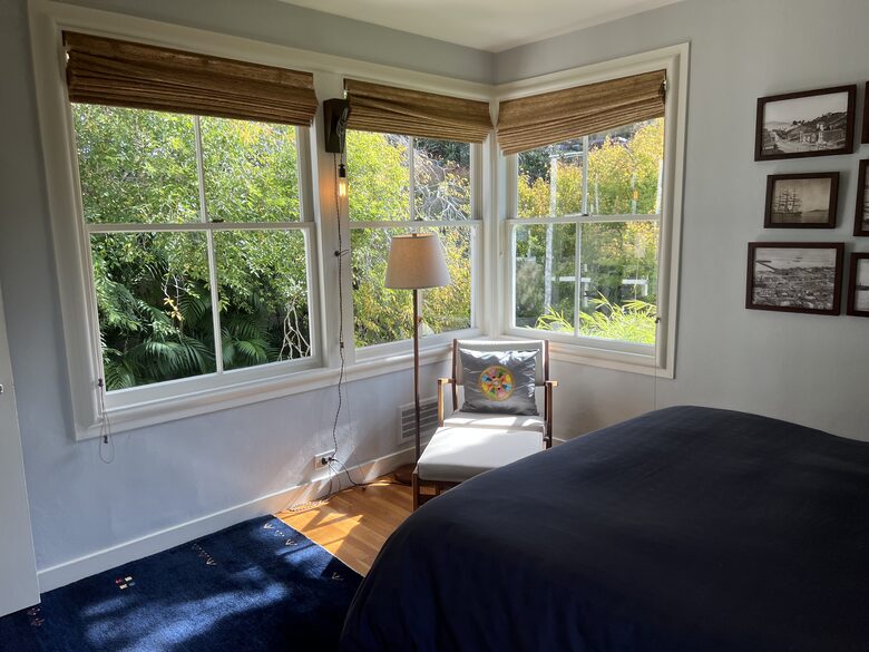 Third floor blue room - Queen Bed