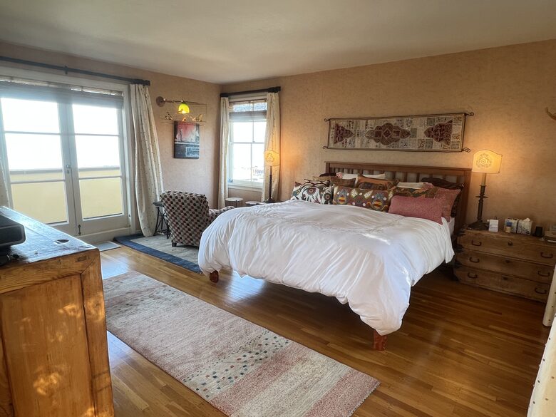 Master Bedroom - 3rd floor - King bed