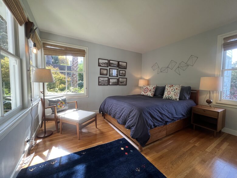 Third floor blue room - Queen Bed