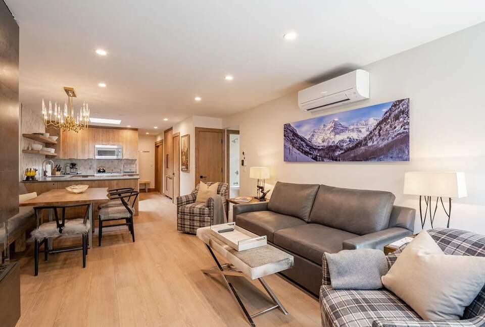 Top-floor Corner Aspen Retreat in the Core - Aspen, Colorado