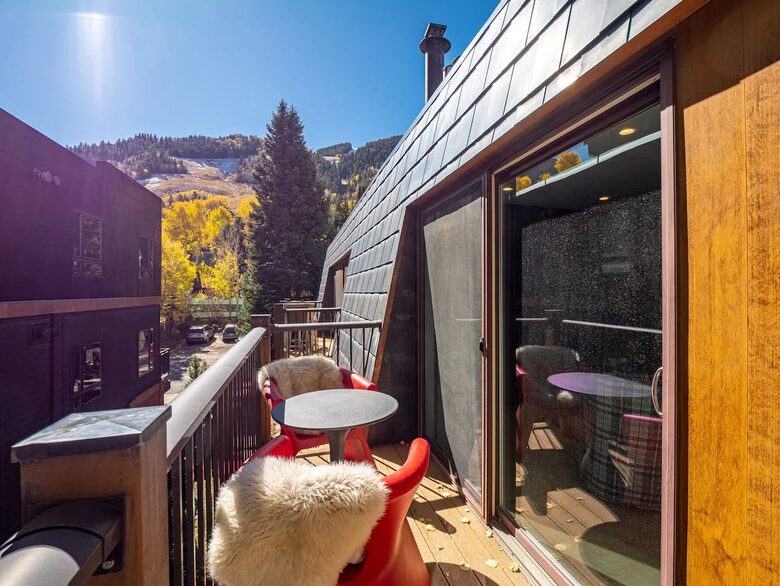 Top-floor Corner Aspen Retreat in the Core - Aspen, Colorado