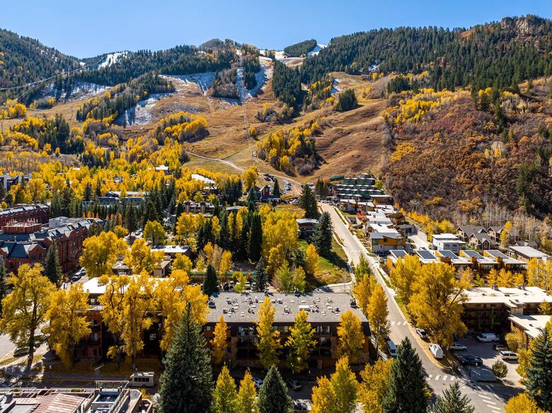 Top-floor Corner Aspen Retreat in the Core - Aspen, Colorado
