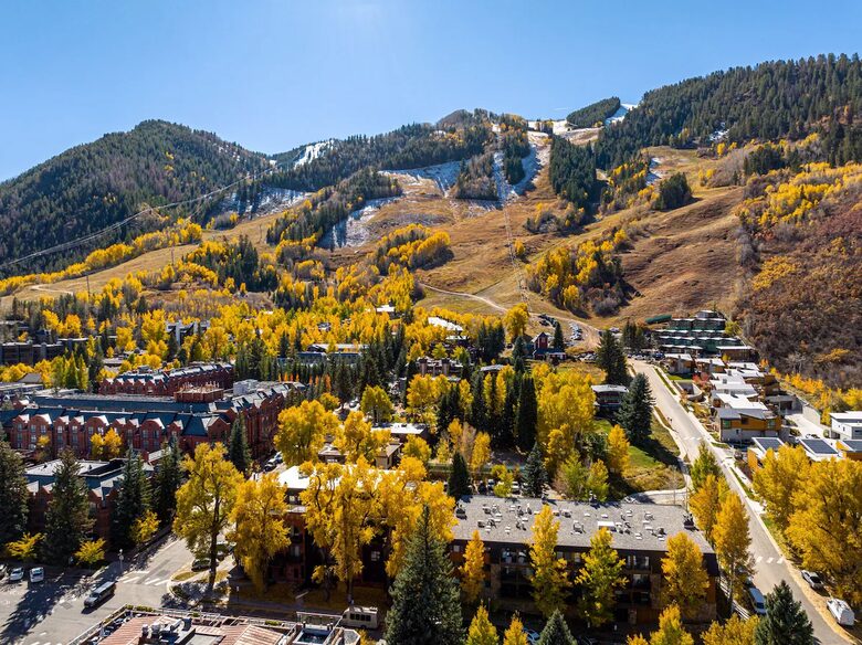 Top-floor Corner Aspen Retreat in the Core - Aspen, Colorado