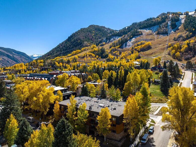 Top-floor Corner Aspen Retreat in the Core - Aspen, Colorado