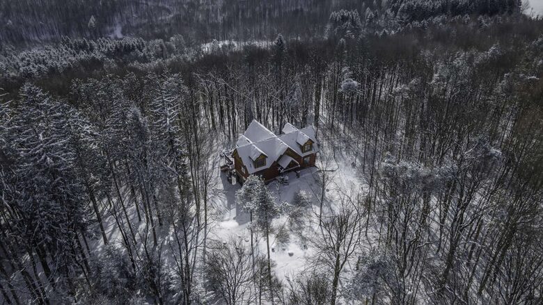 Log Cabin Across from Skiing Resorts - Ellicottville, New York