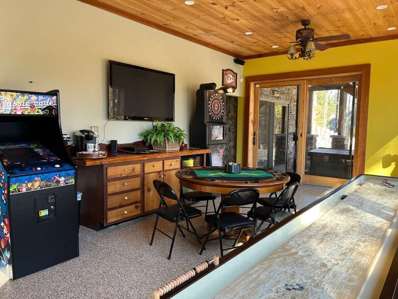 Log Cabin Across from Skiing Resorts - Ellicottville, New York