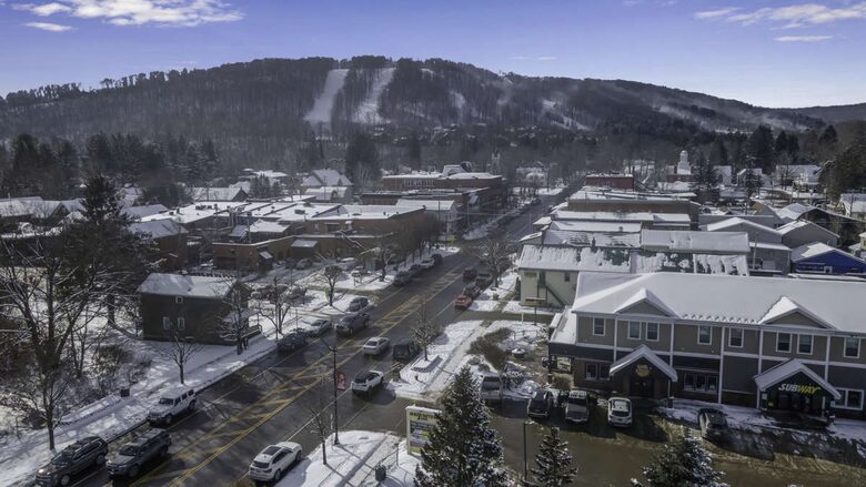 Log Cabin Across from Skiing Resorts - Ellicottville, New York