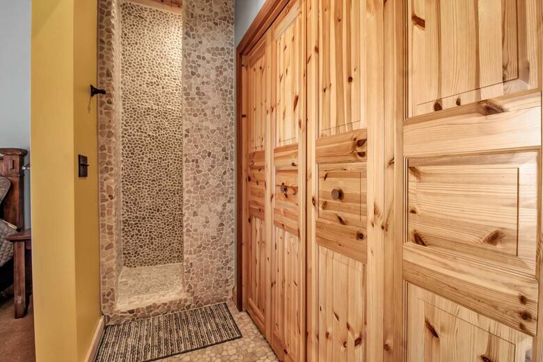 Log Cabin Across from Skiing Resorts - Ellicottville, New York