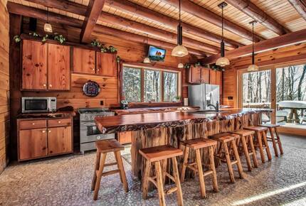 Log Cabin Across from Skiing Resorts - Ellicottville, New York