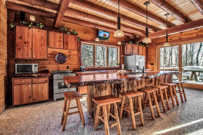 Log Cabin Across from Skiing Resorts - Ellicottville, New York