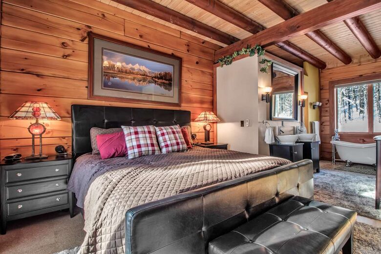 Log Cabin Across from Skiing Resorts - Ellicottville, New York