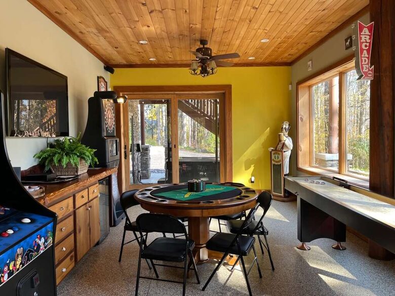 Log Cabin Across from Skiing Resorts - Ellicottville, New York
