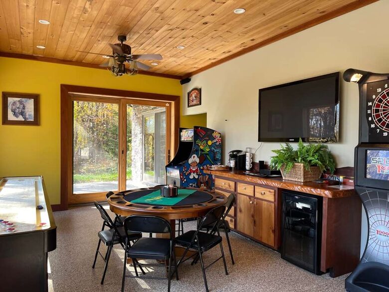 Log Cabin Across from Skiing Resorts - Ellicottville, New York