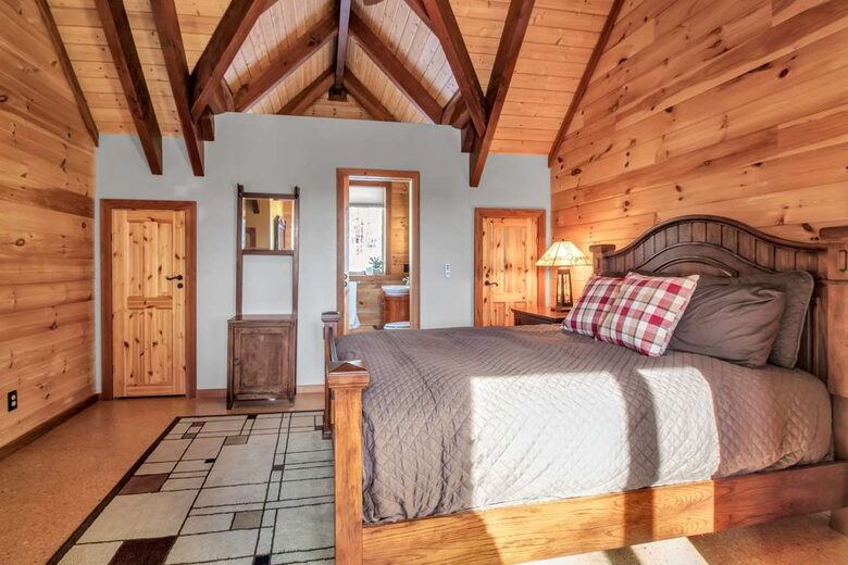 Log Cabin Across from Skiing Resorts - Ellicottville, New York