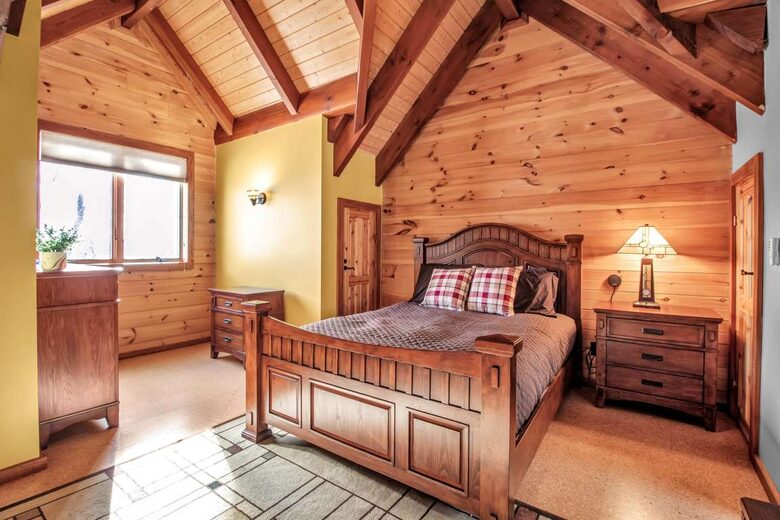 Log Cabin Across from Skiing Resorts - Ellicottville, New York
